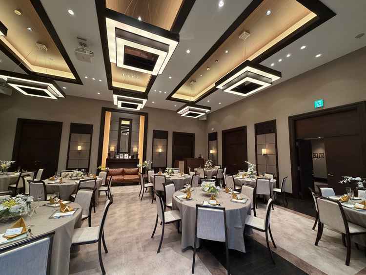 披露宴会場はゲストとの距離も近く、アットホームにできそうだと感じた。