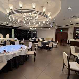 この披露宴会場で試食。少人数婚には広すぎるかと思いましたが、ソファを置いてフォトブースにするご提案も