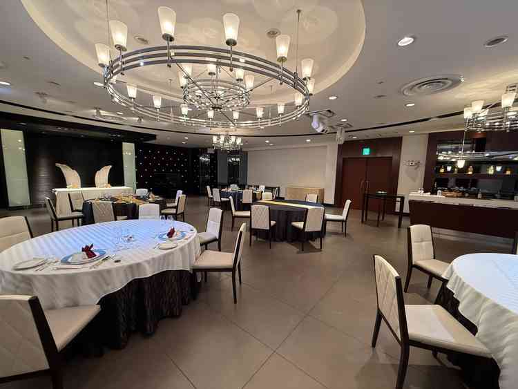 この披露宴会場で試食。少人数婚には広すぎるかと思いましたが、ソファを置いてフォトブースにするご提案も