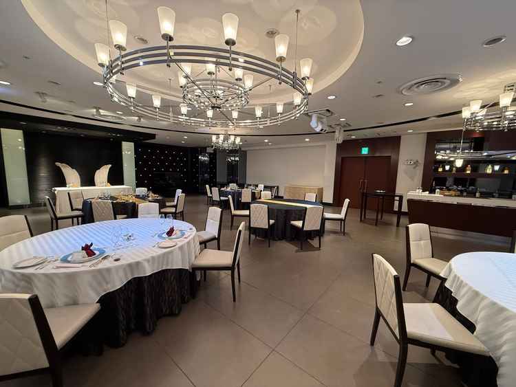 この披露宴会場で試食。少人数婚には広すぎるかと思いましたが、ソファを置いてフォトブースにするご提案も