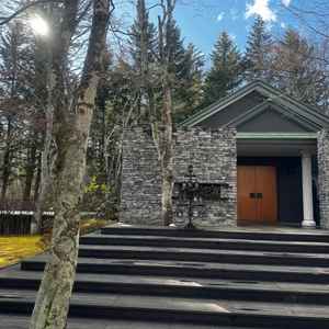 チャペル前の写真、夏は木が生い茂るらしい