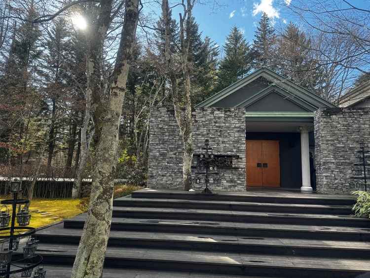 チャペル前の写真、夏は木が生い茂るらしい