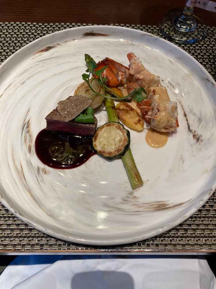 メインのお料理です。お肉やえびはもちろん美味しいですが、とにかくソースが絶品でした。