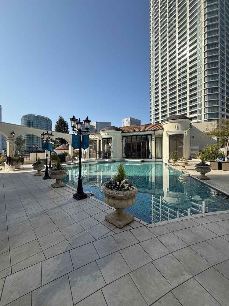 チャペル前の広場ここにバルーンをドロップしてフライさせることが出来る