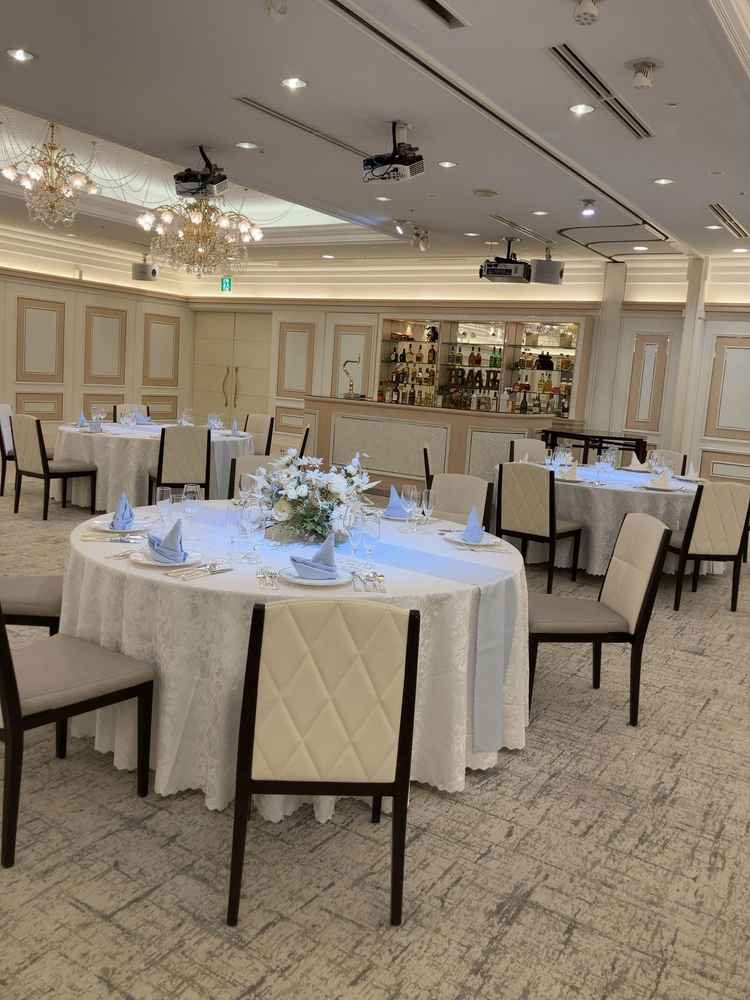 ホワイトとブラウンの落ち着いたコーディネートの会場。会場内にバーカウンターがあることが特徴的。
