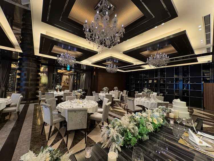 上のチャペル使用時の披露宴会場です。ゴージャスなイメージで夜は特に映えそうです。