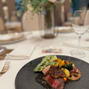 料理がとても美味しかった。演出も良かった。