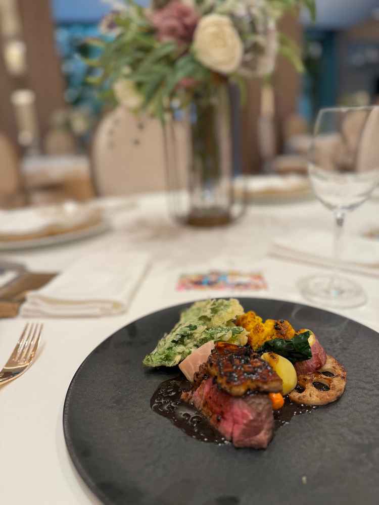 料理がとても美味しかった。演出も良かった。