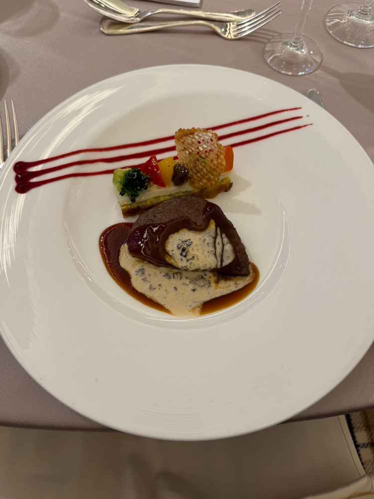 メイン料理の試食。お肉はとても柔らかく断面も綺麗だった。ボリュームもしっかりあった。