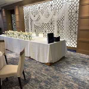 実際の50人規模の披露宴会場の新郎新婦席。テーブルやテーブルクロス、フラワーなど選択できる。