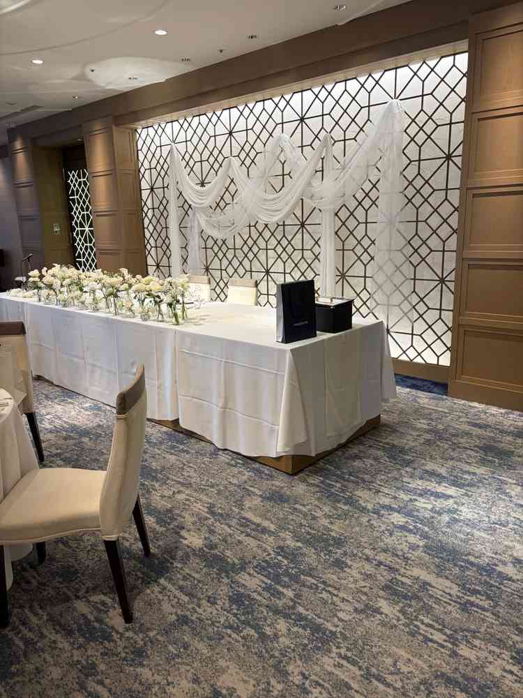 実際の50人規模の披露宴会場の新郎新婦席。テーブルやテーブルクロス、フラワーなど選択できる。