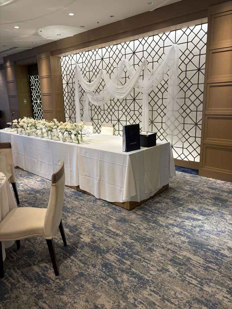 実際の50人規模の披露宴会場の新郎新婦席。テーブルやテーブルクロス、フラワーなど選択できる。