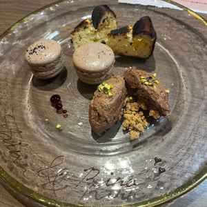 デザートの写真です。チーズケーキ、マカロン、チョコスイーツです。どれもとても美味しかったです。あまり