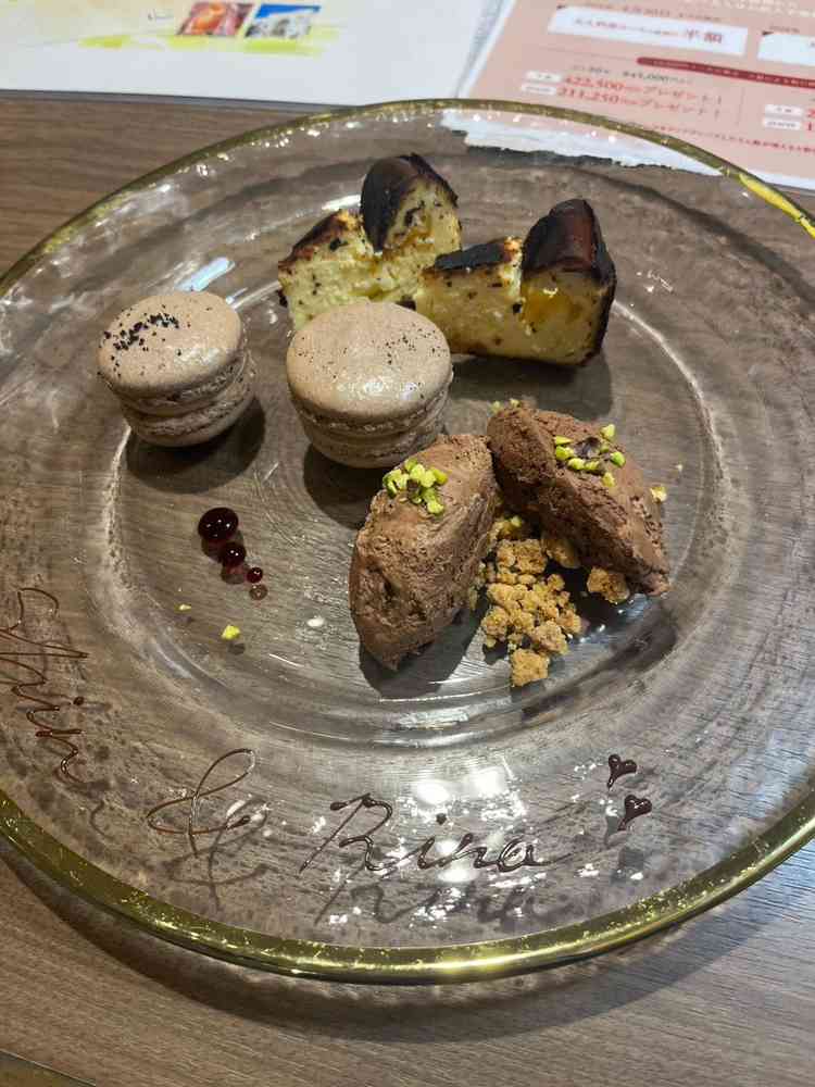 デザートの写真です。チーズケーキ、マカロン、チョコスイーツです。どれもとても美味しかったです。あまり