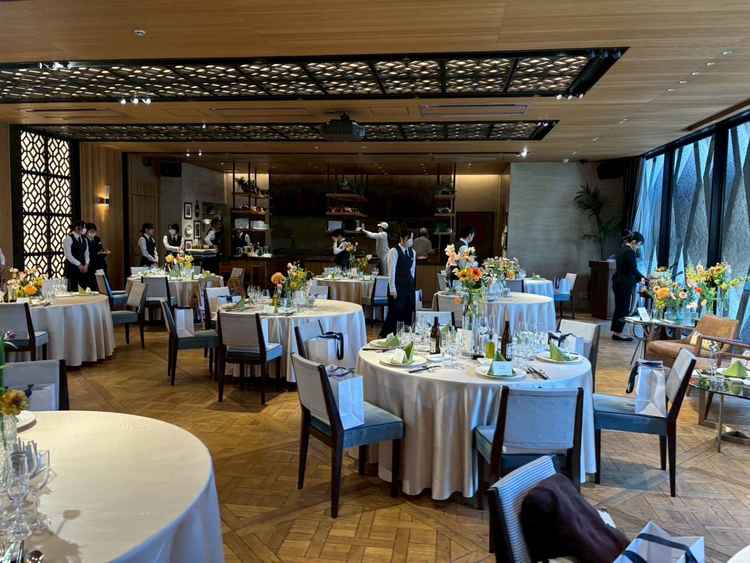 2階の披露宴フロアは温かな雰囲気もありながら、オープンキッチンで本格的なお料理の提供が見れるのが良い