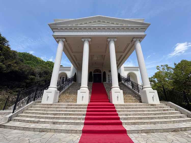 挙式後にフラワーシャワーなどができ大階段。ここまで大きな階段がある会場も多くはないと思いました。