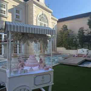 披露宴会場のテラス、ソファーがとても印象的で可愛かった