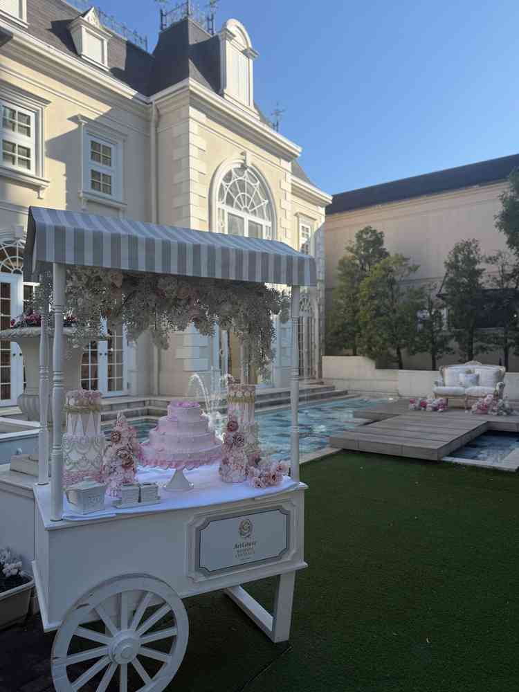 披露宴会場のテラス、ソファーがとても印象的で可愛かった