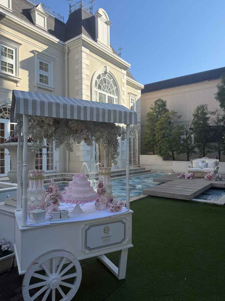 披露宴会場のテラス、ソファーがとても印象的で可愛かった