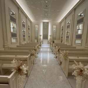 真っ白なチャペル全体の写真。女性なら誰でも気に入ると思います。