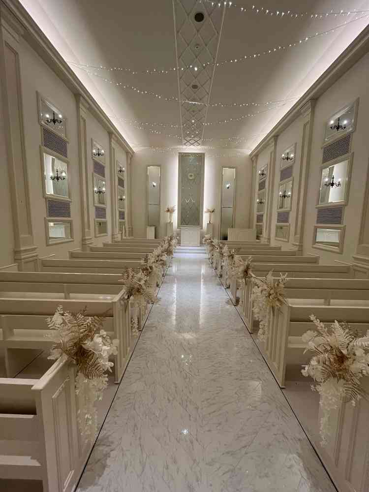 真っ白なチャペル全体の写真。女性なら誰でも気に入ると思います。