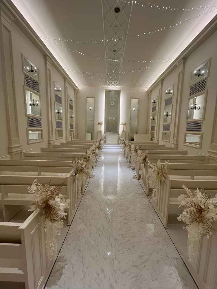 真っ白なチャペル全体の写真。女性なら誰でも気に入ると思います。