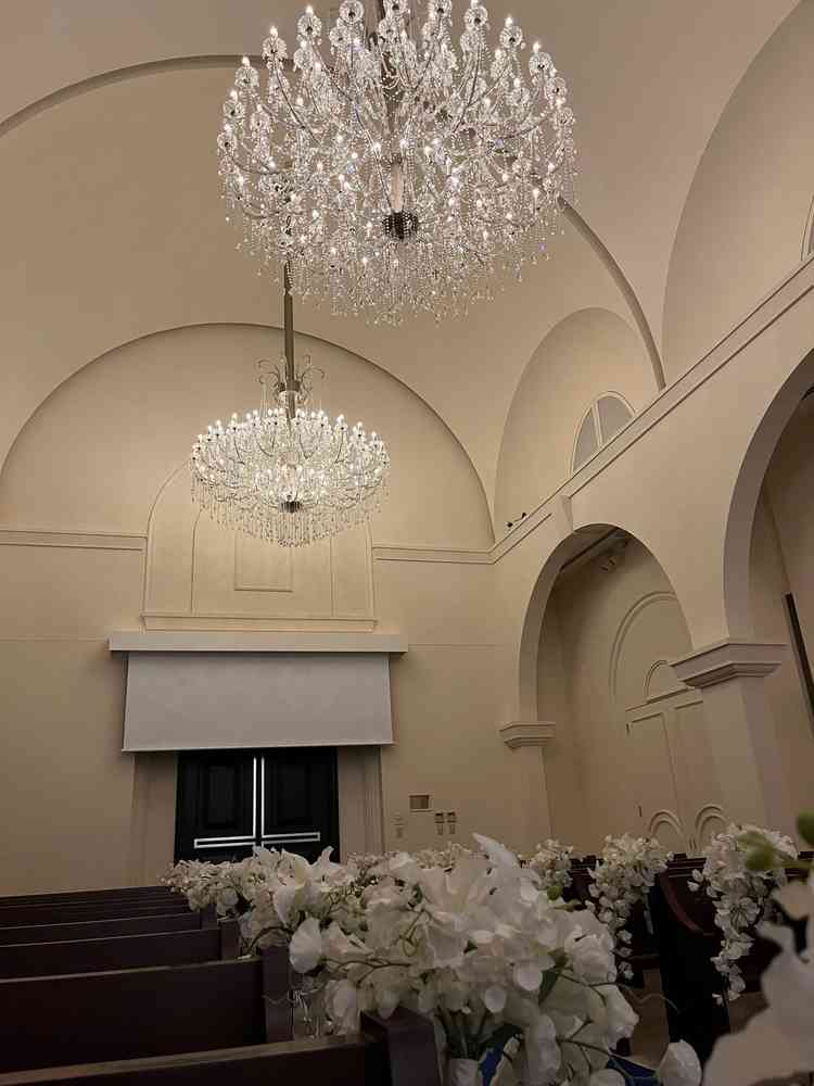 チャペル内入り口上にあるプロジェクタースクリーンでは、新郎新婦の過去を振り返ることができる。