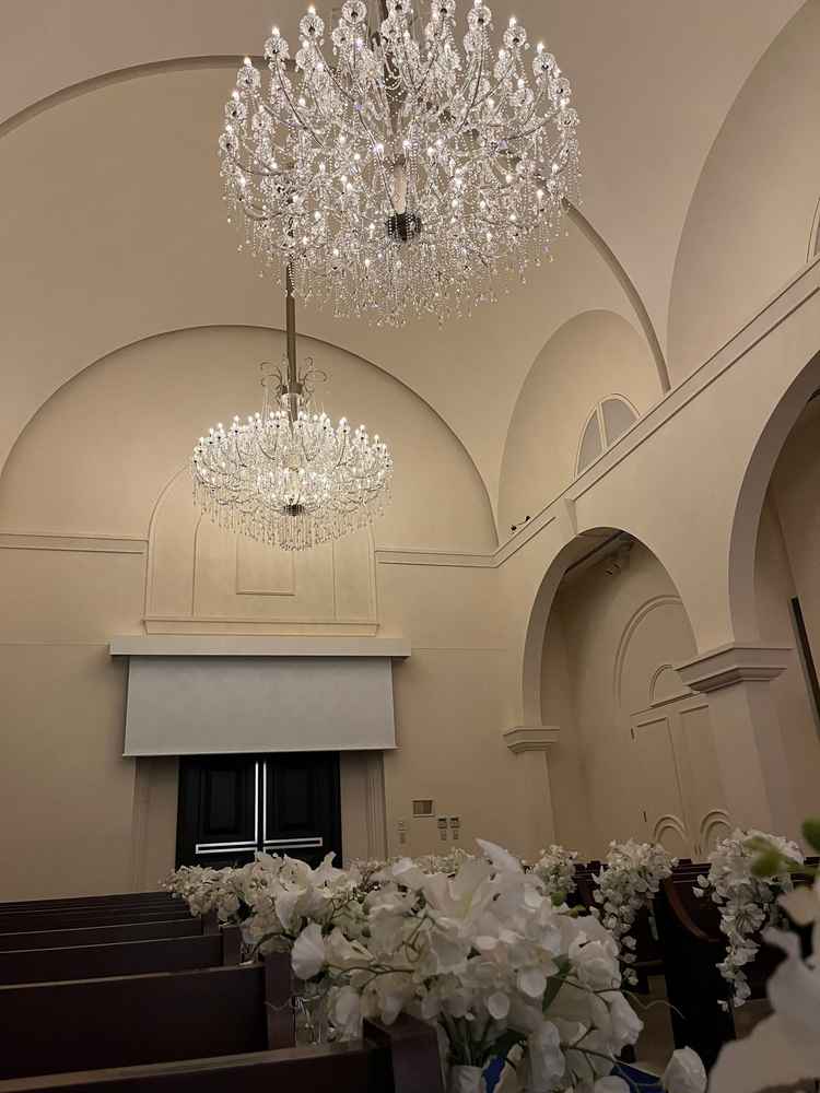 チャペル内入り口上にあるプロジェクタースクリーンでは、新郎新婦の過去を振り返ることができる。