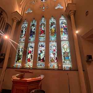 ステンドグラスがやはり綺麗で宝石でつくられ、光の差し込み方が時間によって変わると伺い、印象的だった。