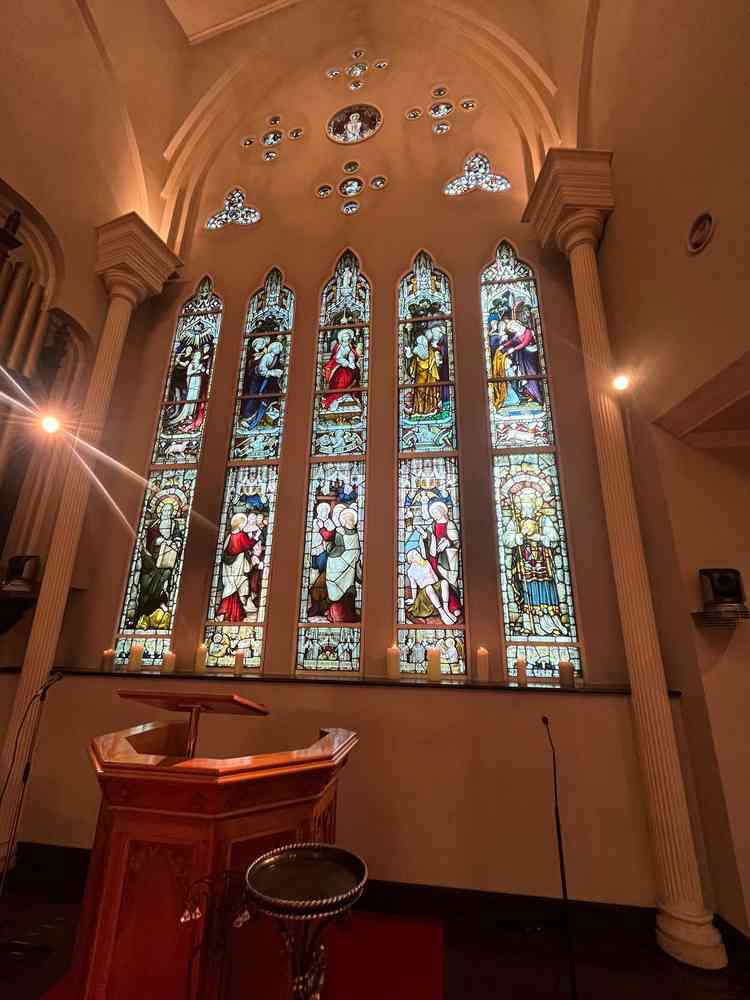 ステンドグラスがやはり綺麗で宝石でつくられ、光の差し込み方が時間によって変わると伺い、印象的だった。