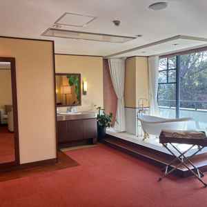 新郎新婦控室。パーティ前後も緊張せず過ごせる空間があります。