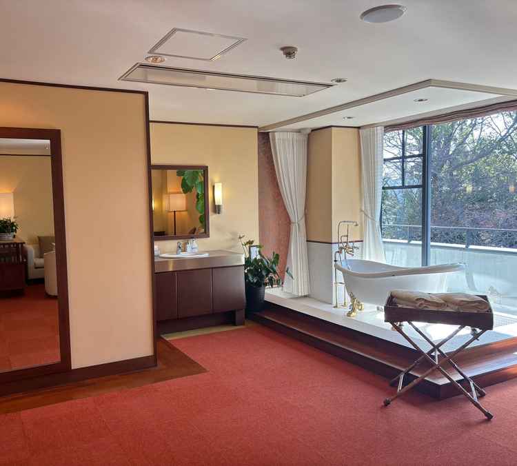 新郎新婦控室。パーティ前後も緊張せず過ごせる空間があります。