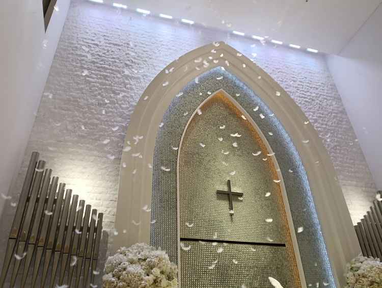 チャペルフェザーシャワー。羽が降って来るタイミングでBGMも流れてきて気分が上がります。