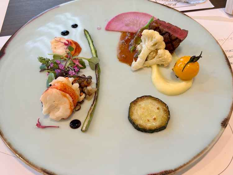 魚料理と肉料理をいただきました。フレンチのようなおしゃれな見た目ですが味は和風で食べやすいです。