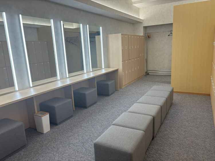 広々としたゲスト用の更衣室、メイク直しルームです。