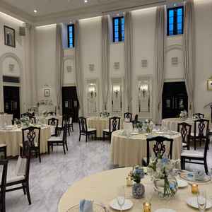 披露宴会場。今回はブルーの装飾だが、白を基調とした部屋のため好きな色味にできる。