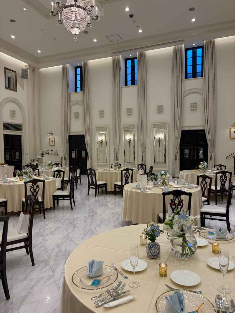 披露宴会場。今回はブルーの装飾だが、白を基調とした部屋のため好きな色味にできる。