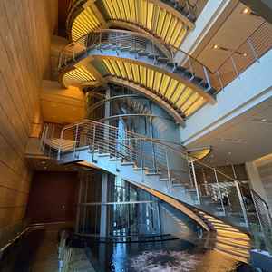 写真映えする光の螺旋階段。ウエディングドレスもとても映える。