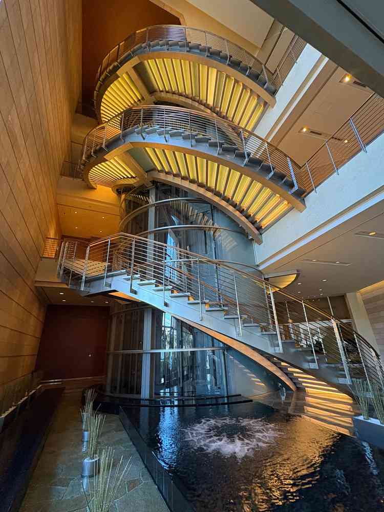 写真映えする光の螺旋階段。ウエディングドレスもとても映える。