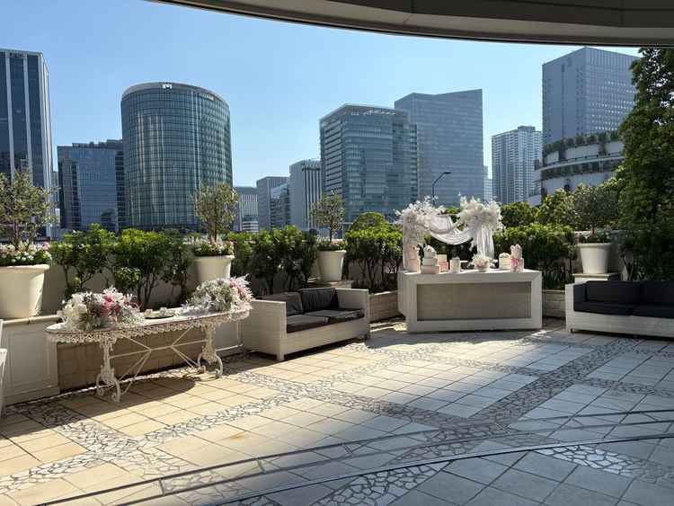 上記と同じ食事会場のテラス。白に統一されてるのが印象的でした。