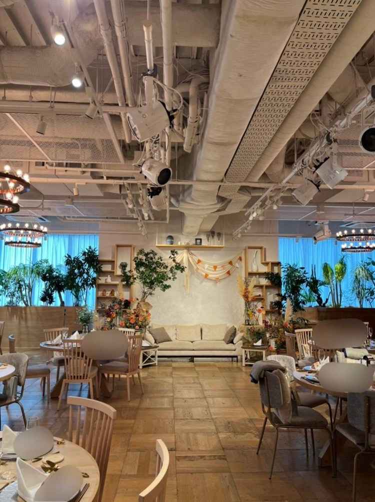 会場はカジュアルで暖かい雰囲気。高砂の横が本物の植木なので花をたくさん飾らなくてもグリーン感が綺麗。