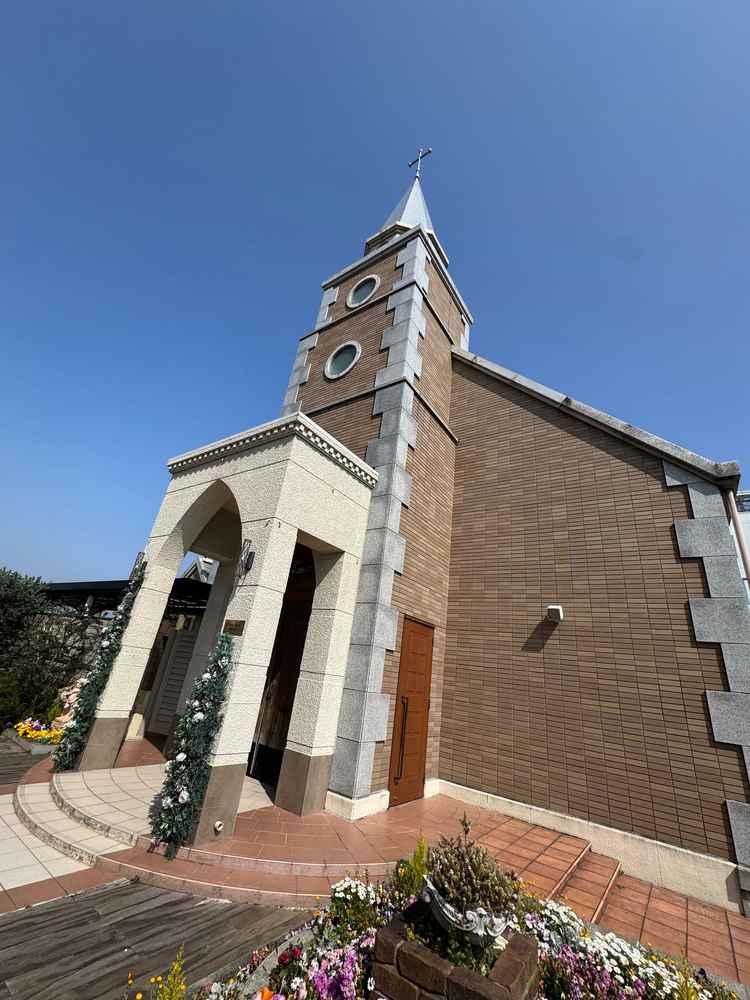 独立した教会の外観。ここでフラワーシャワーなど行うそう。