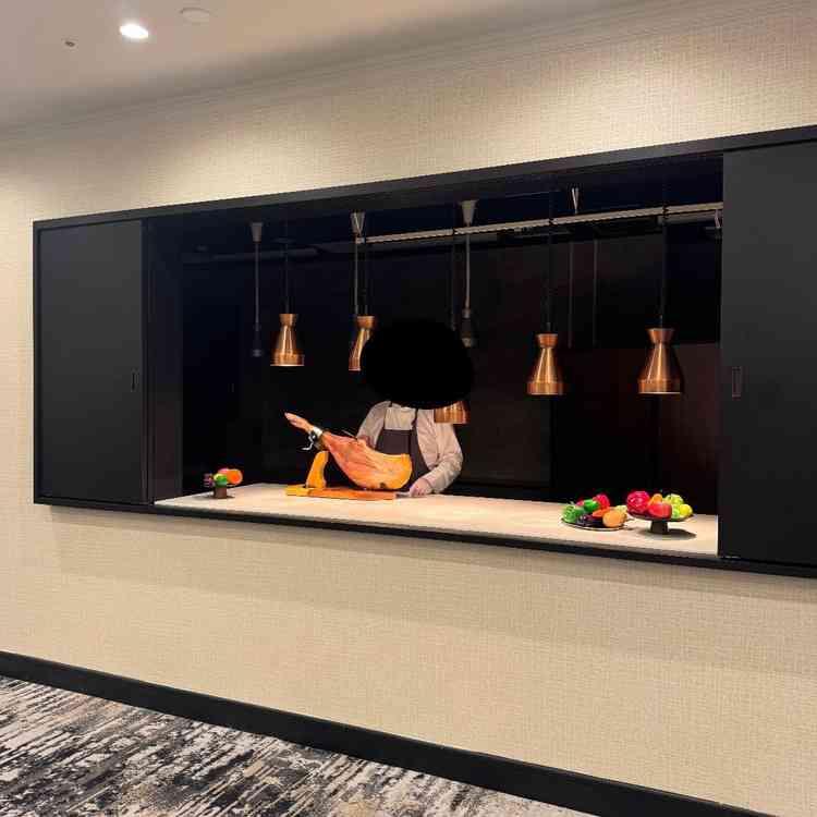 シックのオープンキッチンです。気さくなシェフでした。