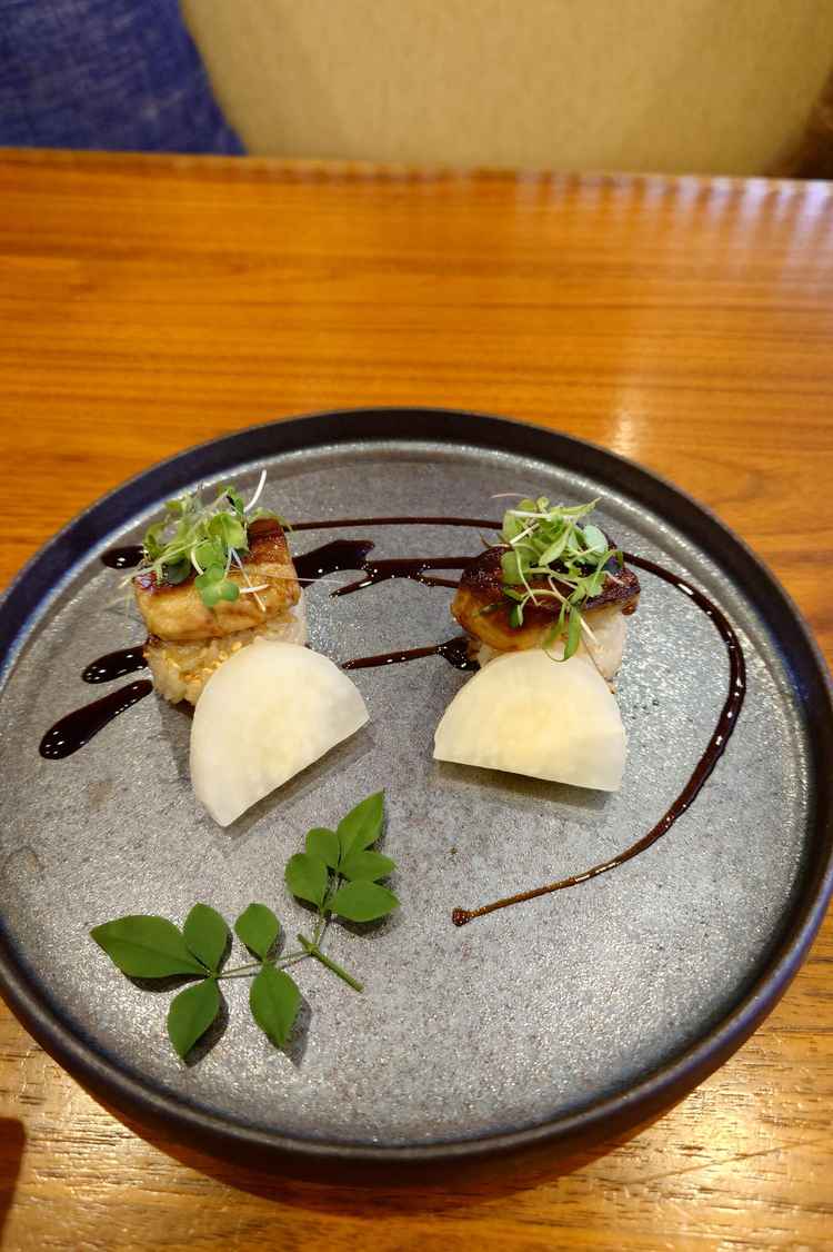 ご飯はかなり振る舞っていただけました。この肉寿司はとても美味しかったです。