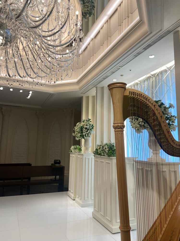 チャペル壇上をほぼ180度囲うような参列者席があります。みんなが平等に新郎新婦を見れる配置でした。