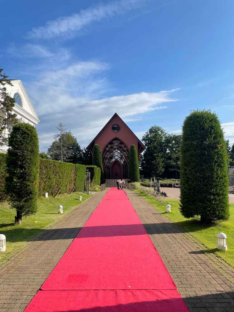 ガラスのチャペルまで伸びるへと伸びるレッドカーペット