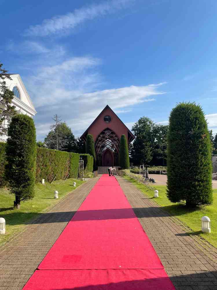 ガラスのチャペルまで伸びるへと伸びるレッドカーペット