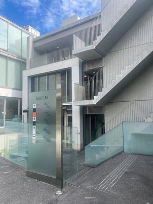 外観は結婚式場のイメージとは少し異なる雰囲気