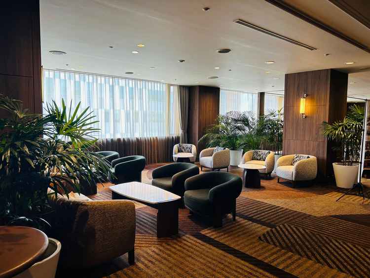 披露宴ロビー。グリーンもある落ち着いた空間でした。