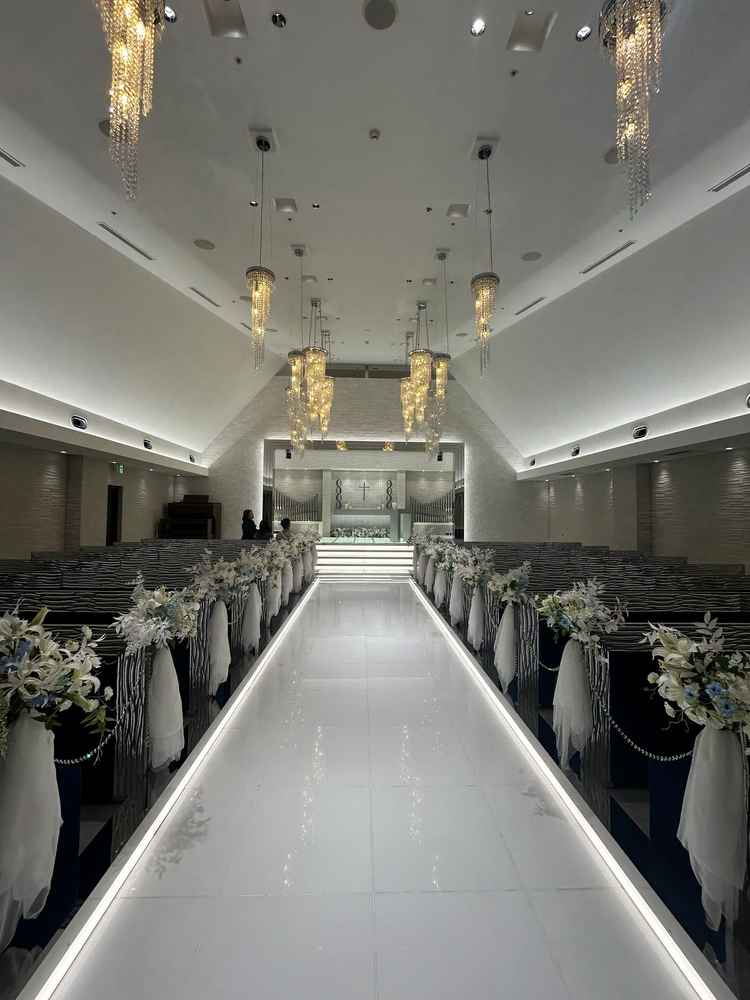 バージンロードが白く、明るいためドレスが映えそう。